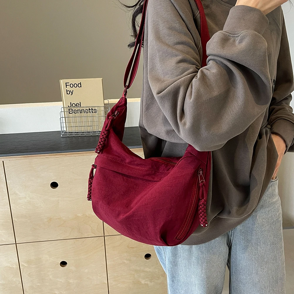 กระเป๋าสะพายแฟชั่นสตรี กระเป๋าหลายช่อง กระเป๋าครึ่งวงกลม ความจุขนาดใหญ่ กระเป๋าสะพายข้างสำหรับใช้ในชีวิตประจำวัน สายปรับได้ กระเป๋าเดินทางกลางแจ้ง