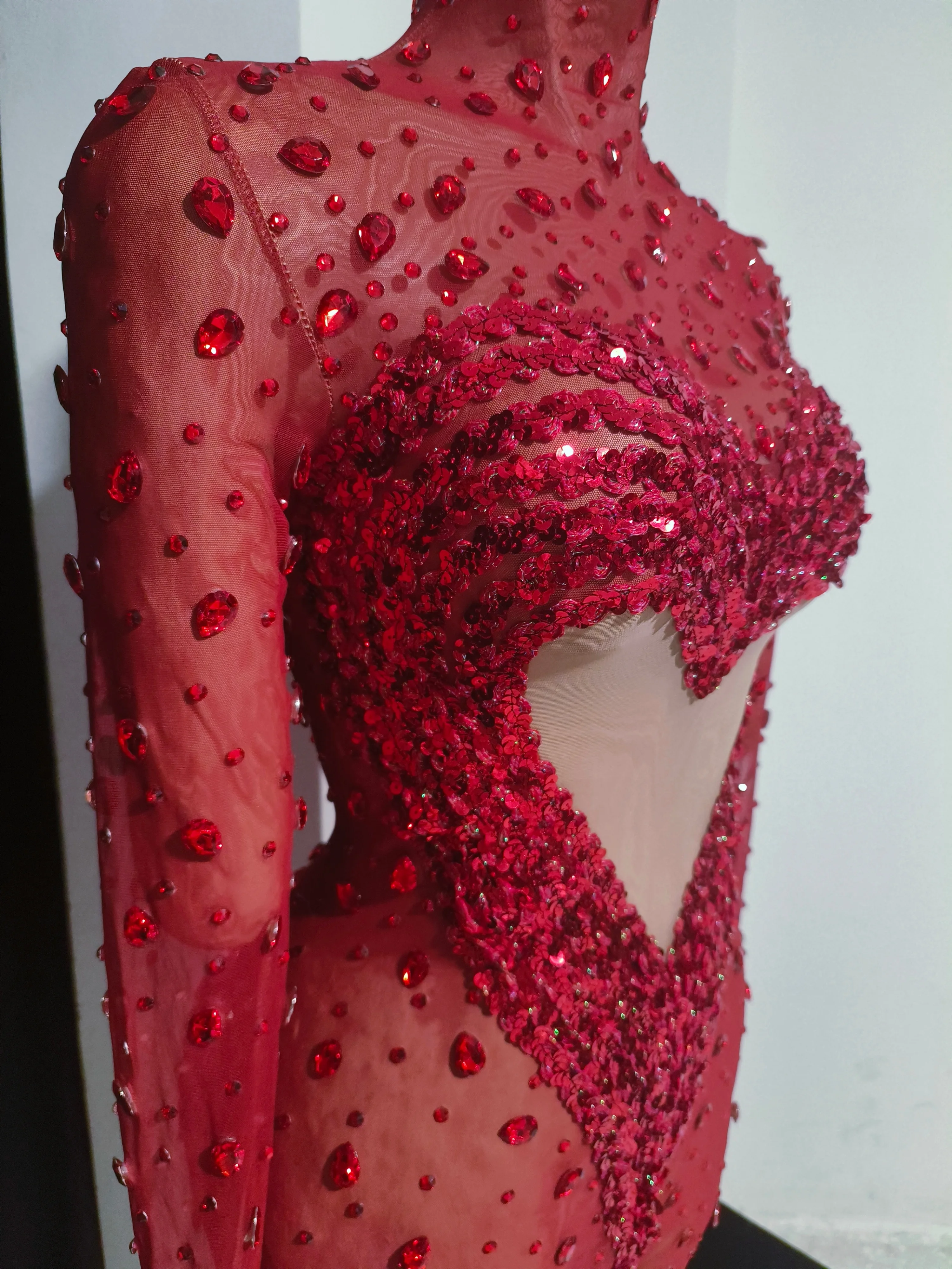 ชุดเดรสเลื่อมสีแดงระยิบระยับ ทรงหัวใจเว้า ผ้าตาข่ายซีทรู แขนยาว ประดับลูกปัด เหมาะสำหรับงานปาร์ตี้ งานเดท หรืองานอีเว้นท์ต่างๆ ให้ลุคที่ทันสมัย