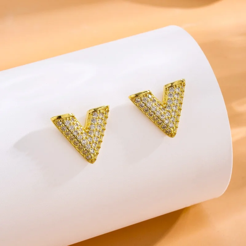 ZAKOL エレガントな絶妙な V 字型レターデザイン銅スタッドピアス女性