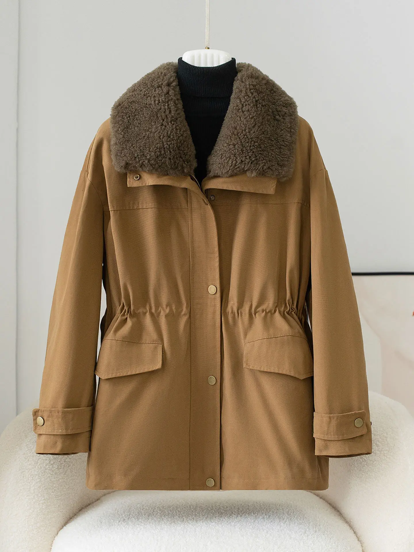 معطف فرو شتوي جديد 2025 برقبة صوف مع بطانة سفلية للسيدات، طراز قصير، ومعطف أنيق وشبابي