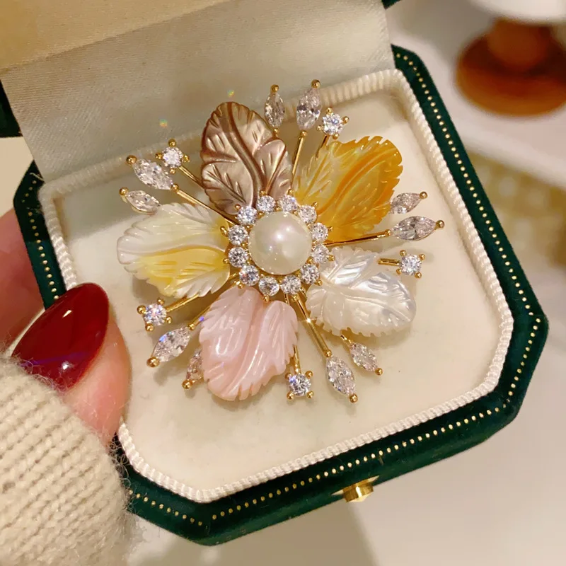 

Natural Colored Shell Flower Brooch With Imitation Pearl Vintage Jewelry French Retro Elegant Coat Suit Pin Buckle Corsage