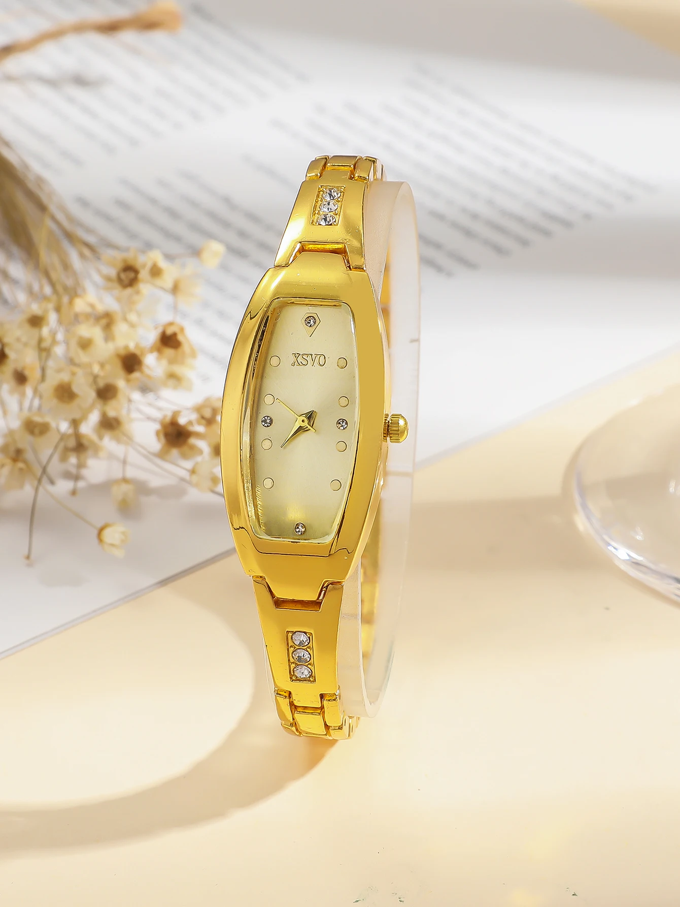 ساعة كوارتز نسائية بتصميم عصري وجديد مع حافظة فريدة من نوعها، وعلامات قرص مرصعة بالألماس، وحزام من سبائك حجر الراين،