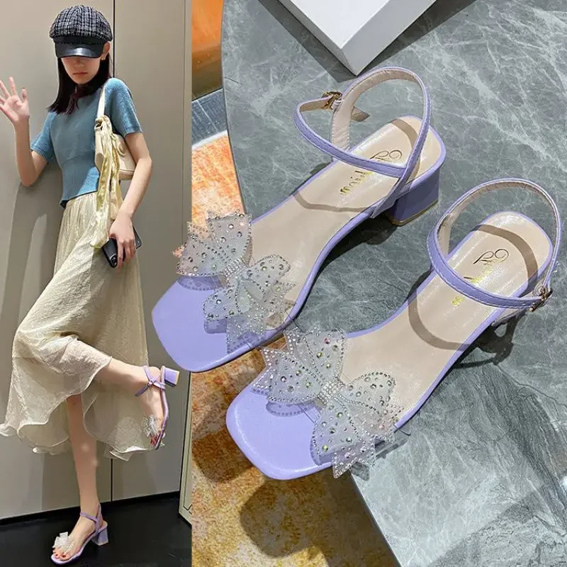 Sommer neue mittlere Ferse vielseitige französische Strass schleife dicke Ferse transparenten Gürtel bequeme Frauen sandalen