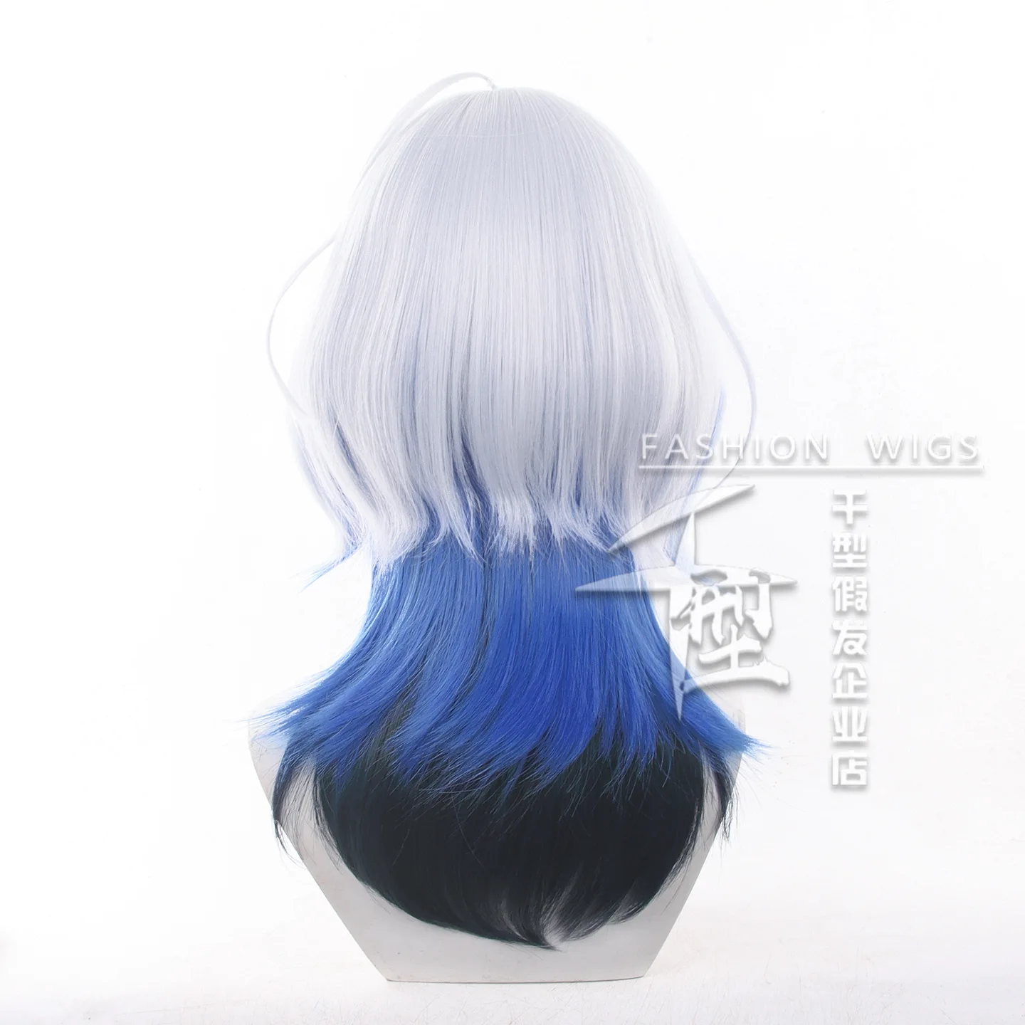 가브리엘리나의 코스프레 가발은 만화 전시회를 위한 레이어드 그라데이션 의상 소품으로, 고온 실크 가발입니다.