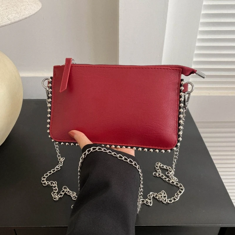 Elegante Umhängetasche aus Kunstleder, Kleine Schultertasche mit Silberkette, Damen Party- und Alltags-Schultertasche
