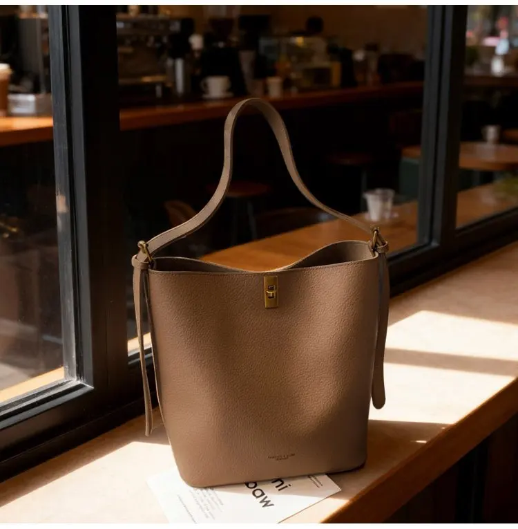Minimalistische Kamelbraune Kunstleder-Bucket-Bag, genarbte Textur mit Schlossakzent, vielseitige Alltagstasche für Arbeit & Ausflüge – Detail 18