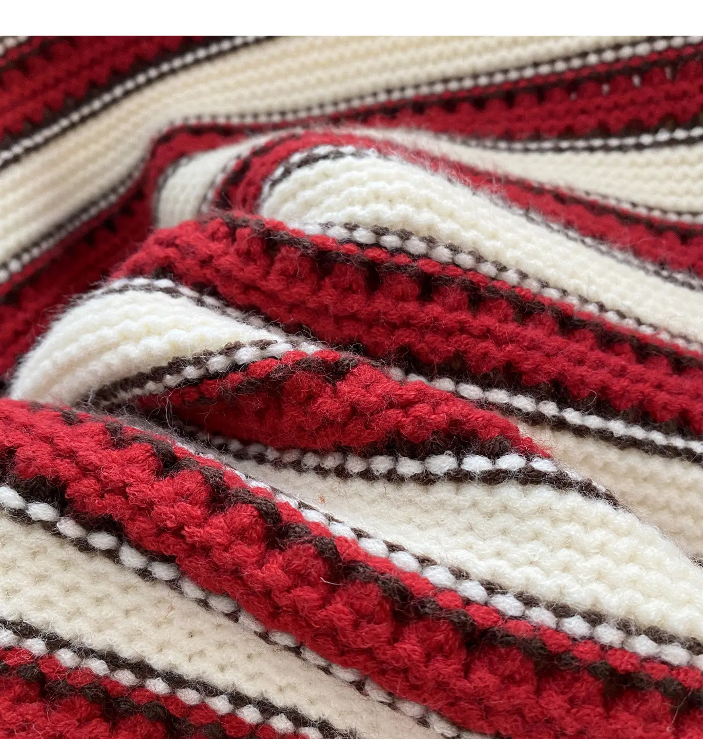 2026 سترة مخططة حمراء للنساء خريف شتاء جديد البلوفرات الداخلية العلوي فضفاض المناسب البلوز سميكة قاعدة قصيرة لاعبا