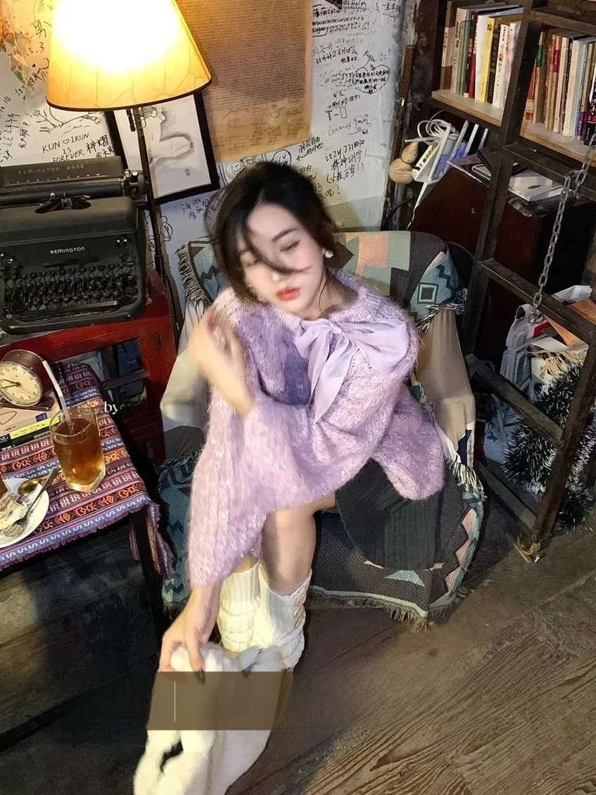 

Loose Knitted Sweater with Bal Belted V-Ne Embellied with Sequins And Knot Adjusted Mojito Sle by eate...