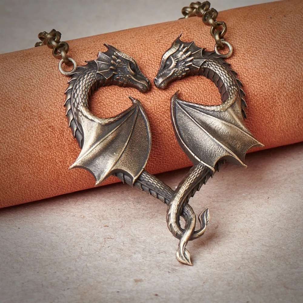 Retro Personality Two Flying Dragon Entwined Heart Shape Pendant Necklace for Women Men Couple Symbolizing Love Jewelry Gifts