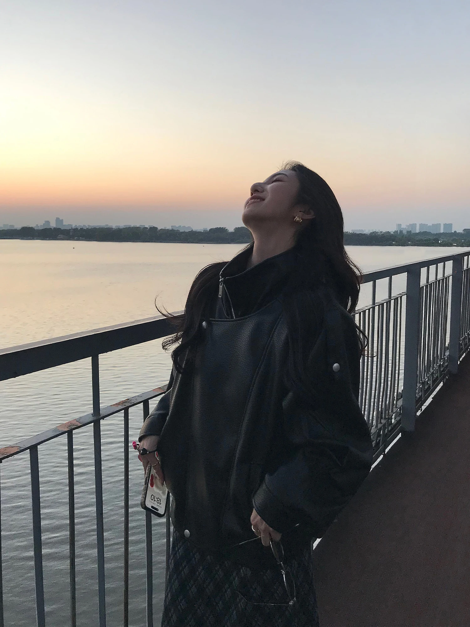 Jaqueta Feminina Mulvan Americana de Couro PU Preta Estilo Vintage Motoqueiro Solta Manga Longa com Mistura de Algodão