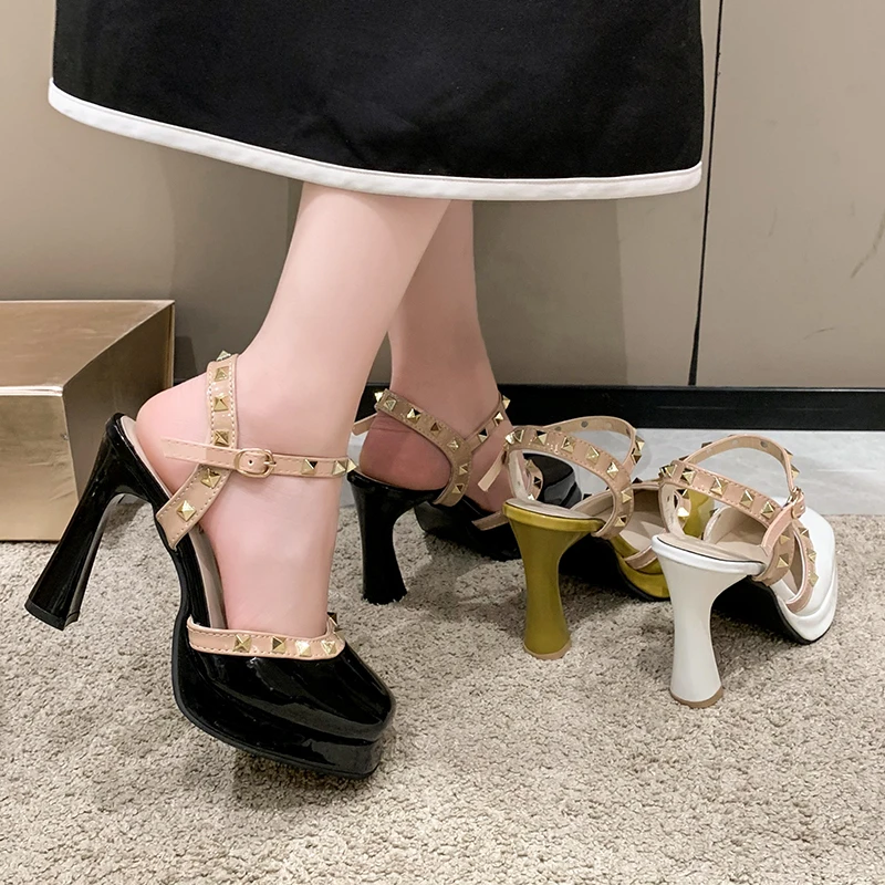 Новые женские сандалии 35-39, маленький размер, с квадратной головкой и заклепками, украшенная пряжкой, вечернее платье на высоком каблуке, модные непромокаемые туфли на платформе