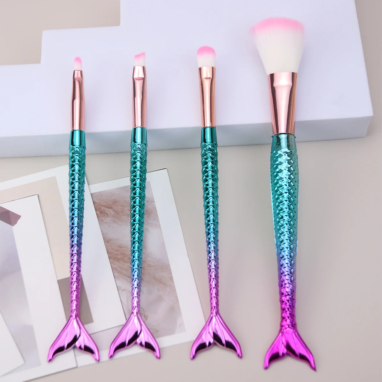 Makeup Brush Set 4pcs Mermaid Gradient Fishtail Brush Soft Hair Eyeshadow Brush Blush Foundation Brush Face Foundation Brush Set