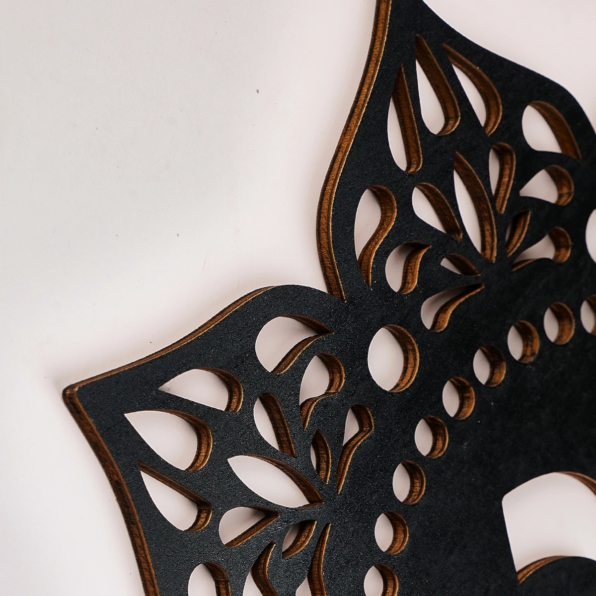 1 unidad, colgante decorativo con patrón retro en forma de flor de ocho pétalos EID grabado con láser de madera negra creativa