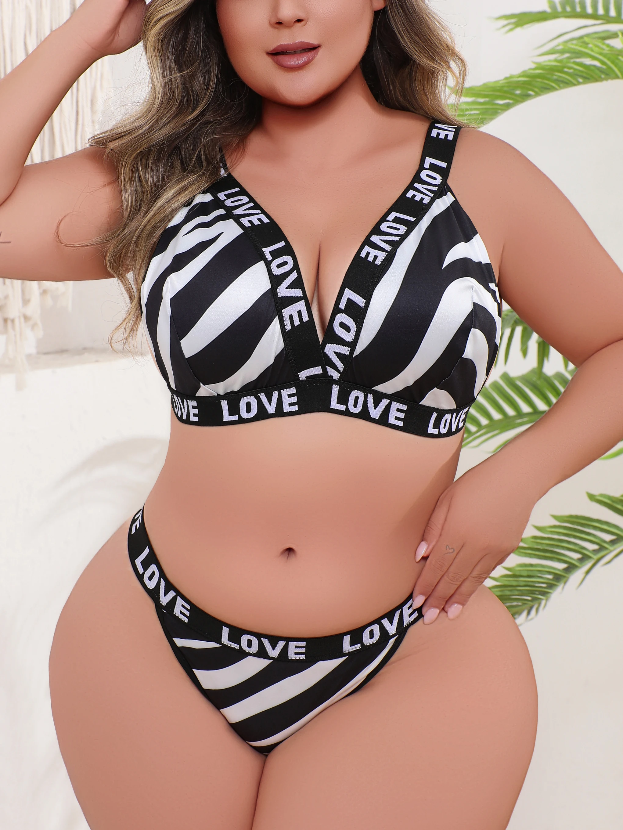 Plus Size Fashion Letter Print Lingerie Set, Sexy Strappy Bra with Adjustable Straps