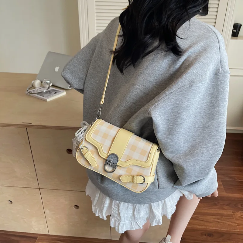 エレガントなカラーブロックショルダーバッグ 2025年新作 レディース、高級感のあるロッククロスボディバッグ、あらゆるシーンに合うファッショナブルなアンダーアームバッグ