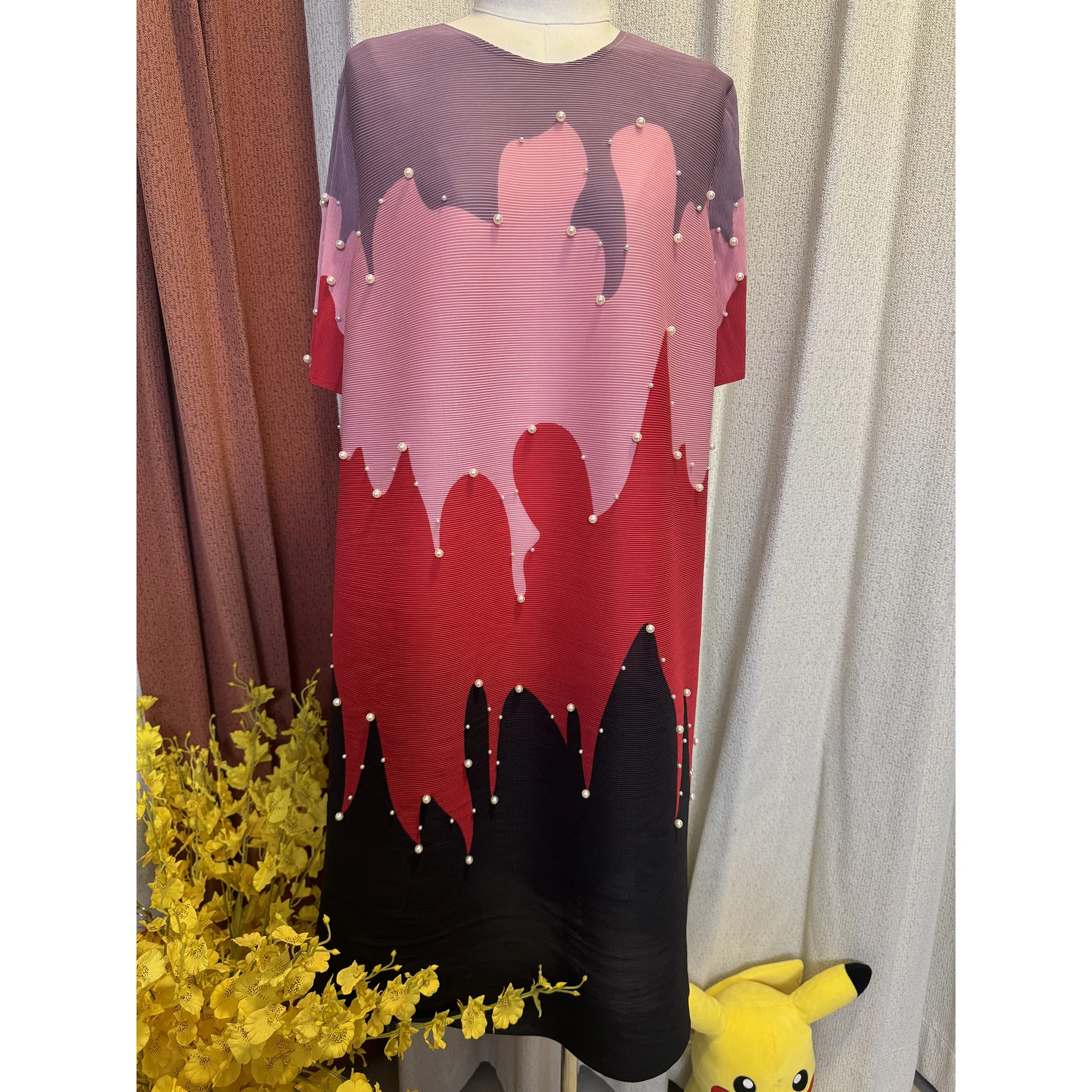 Miyake Plissee-Kontrast-Eiscreme-Druck-Perlenkleid, süße schlankmachende Damenbekleidung, Rundhals-A-Linien-Rock 2025, Damen