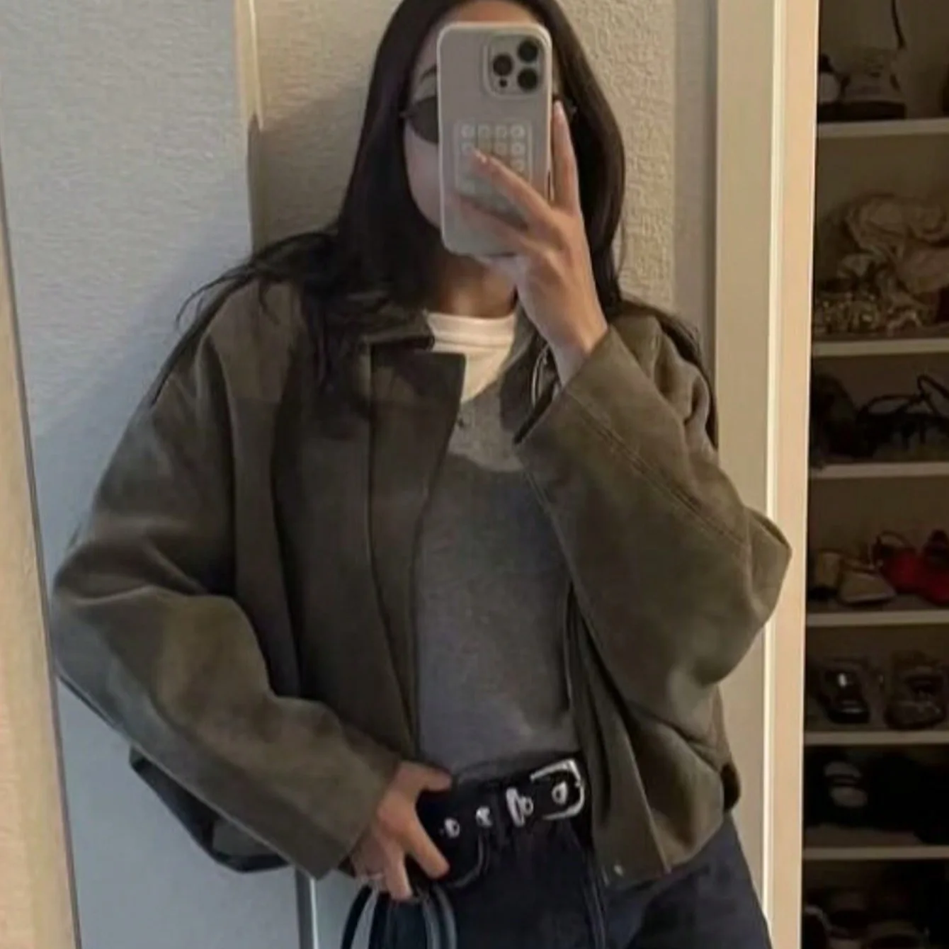 เสื้อโค้ทลำลองผู้หญิงสไตล์ Y2K แจ็คเก็ตสั้นหนังกลับซิป แขนทรงปีกค้างคาว แต่งผ้าต่อผ้า ปกพับได้ ทรงหลวม สตรีทแวร์ ฤดูใบไม้ร่วง 2025