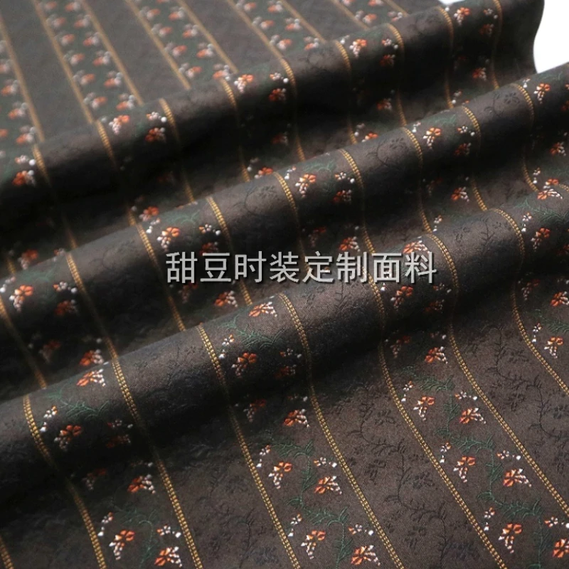 

Dark Grain Brocade Jacquard Fabric Yarn-dyed Retro Flower Rattan Striped Blazer Clothing Brand Fashion Design Wholesale Cloth