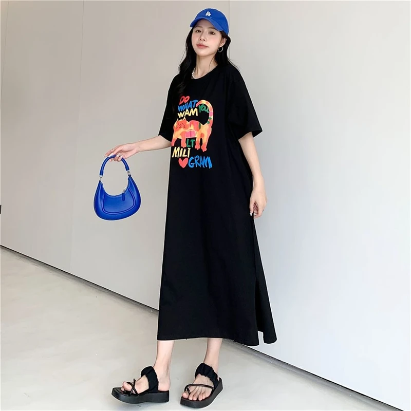 Sommer neue lose Seite geteilt faul T-Shirt Kleid über Knie mittellanges Kleid Cartoon Katze Brief druck lose schwarze Damen bekleidung