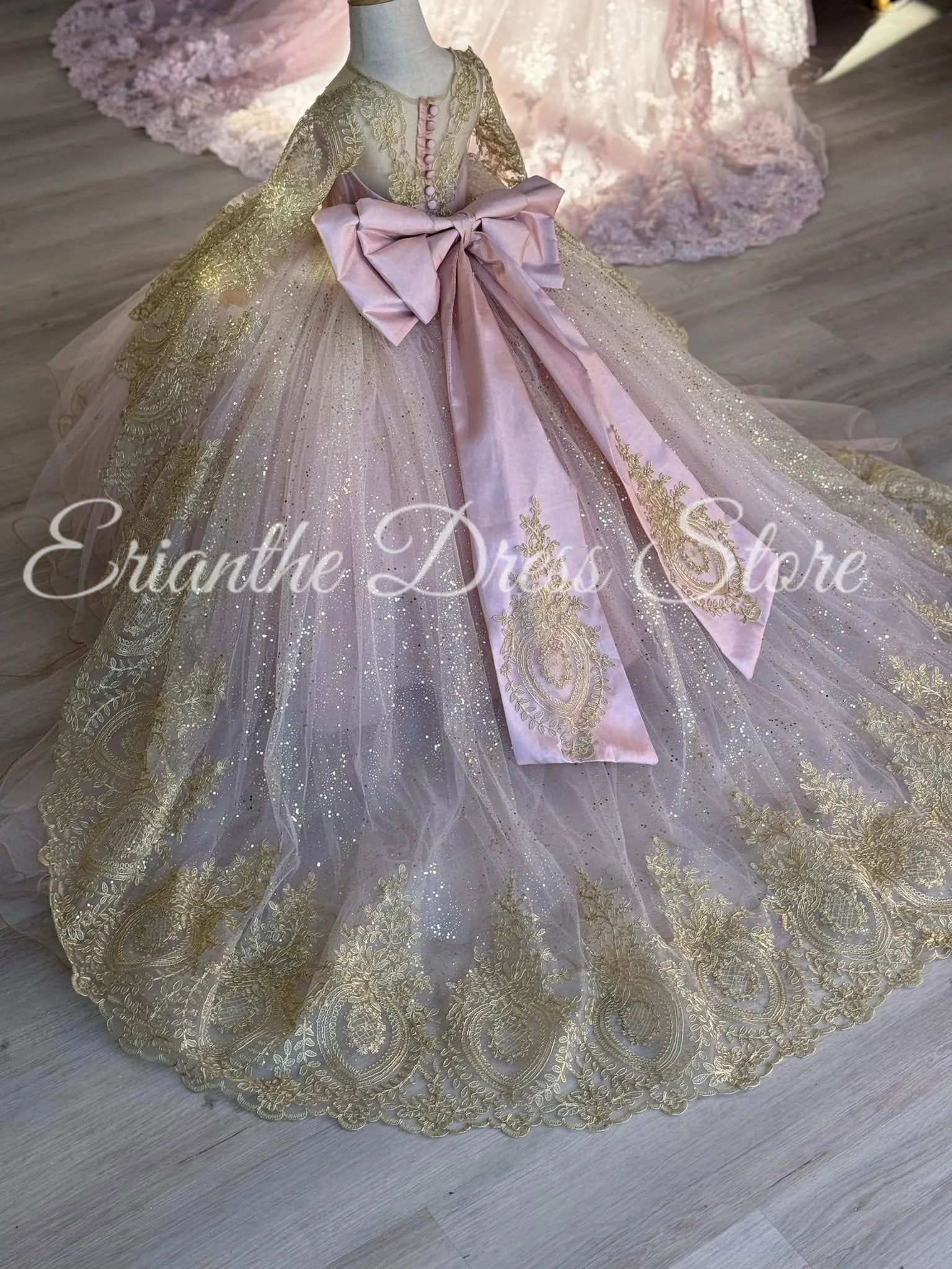 

Customized Pink Flower Girl Dress For Wedding Tulle Gold Applique Lace Puffy Child First Eucharistic Birthday Party Dress