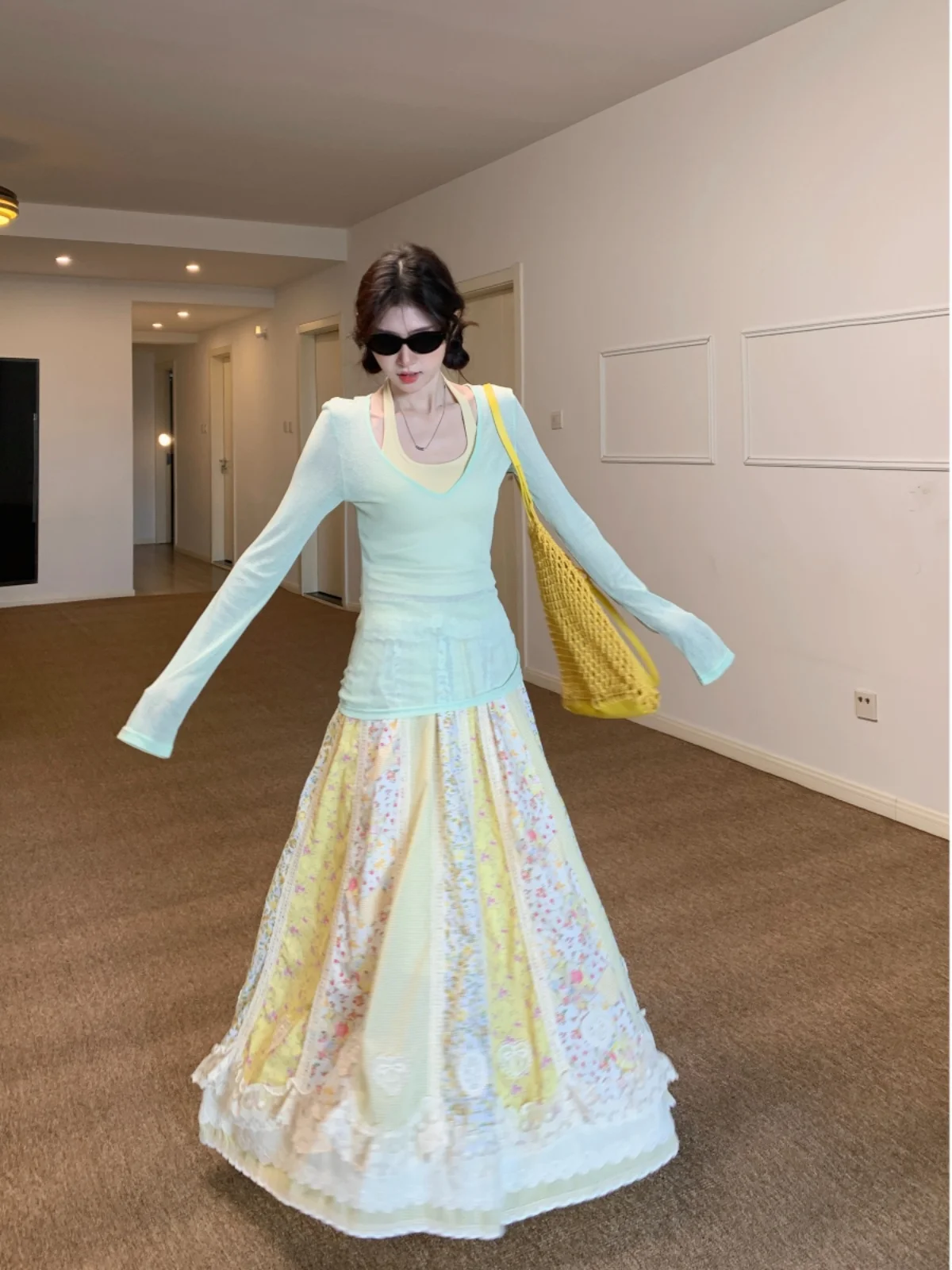 

Изысканный кружевной комплект из трех предметов: женская футболка с длинным рукавом, топ с завязками на шее и брюки с цветочным принтом на высокой талии для летнего повседневного образа