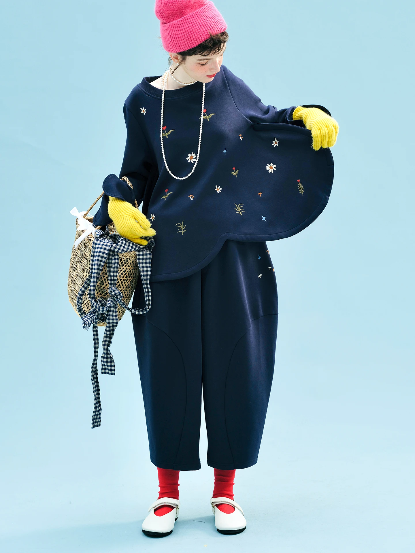 Luźne spodnie w kolorze granatowym z unikalnym wzorem - idealne do codziennego noszenia na co dzień, stylowe i wygodne 255250