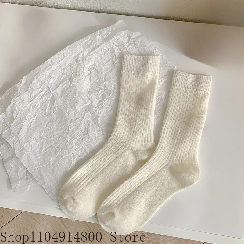 زوج واحد من الجوارب الشتوية السميكة الدافئة، جوارب متوسطة الأنبوب بلون سادة، جوارب نسائية كاجوال من جلد الغزال، يتم ارتداؤها في الطقس البارد #3