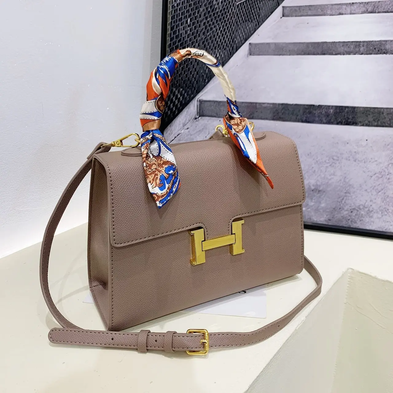 

2025 Новая элитная брендовая женская кожаная сумка-тоут известного дизайнера Париж Элегантный простой стиль