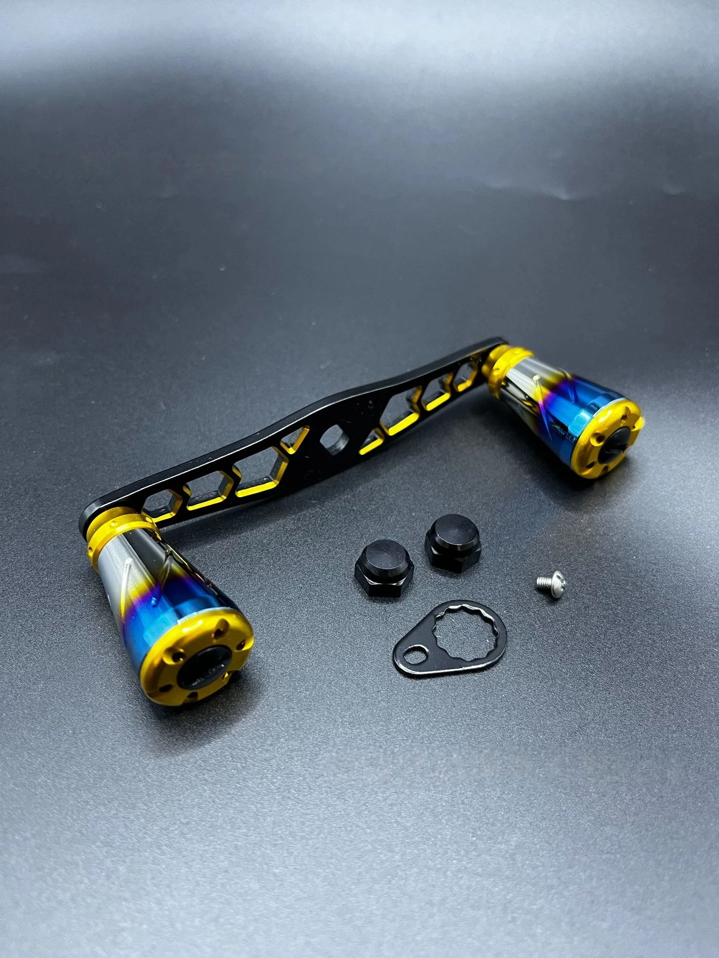 Zweifarbiger CNC-Aluminiumlegierungs-Baitcasting-Rollenhebel, farbenfroher DIY-Modifikations-Power-Griffknopf, ultra-glatter, plattierter Mechanismus – Detail 5