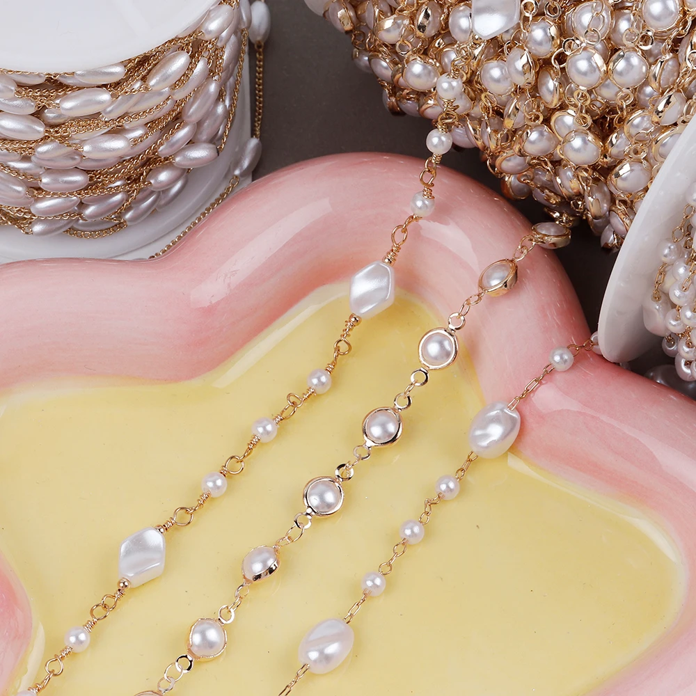 

Жемчужные бусины, стеклянные камни, металлическая медная цепочка для изготовления украшений, рукоделия, декора одежды и аксессуаров.