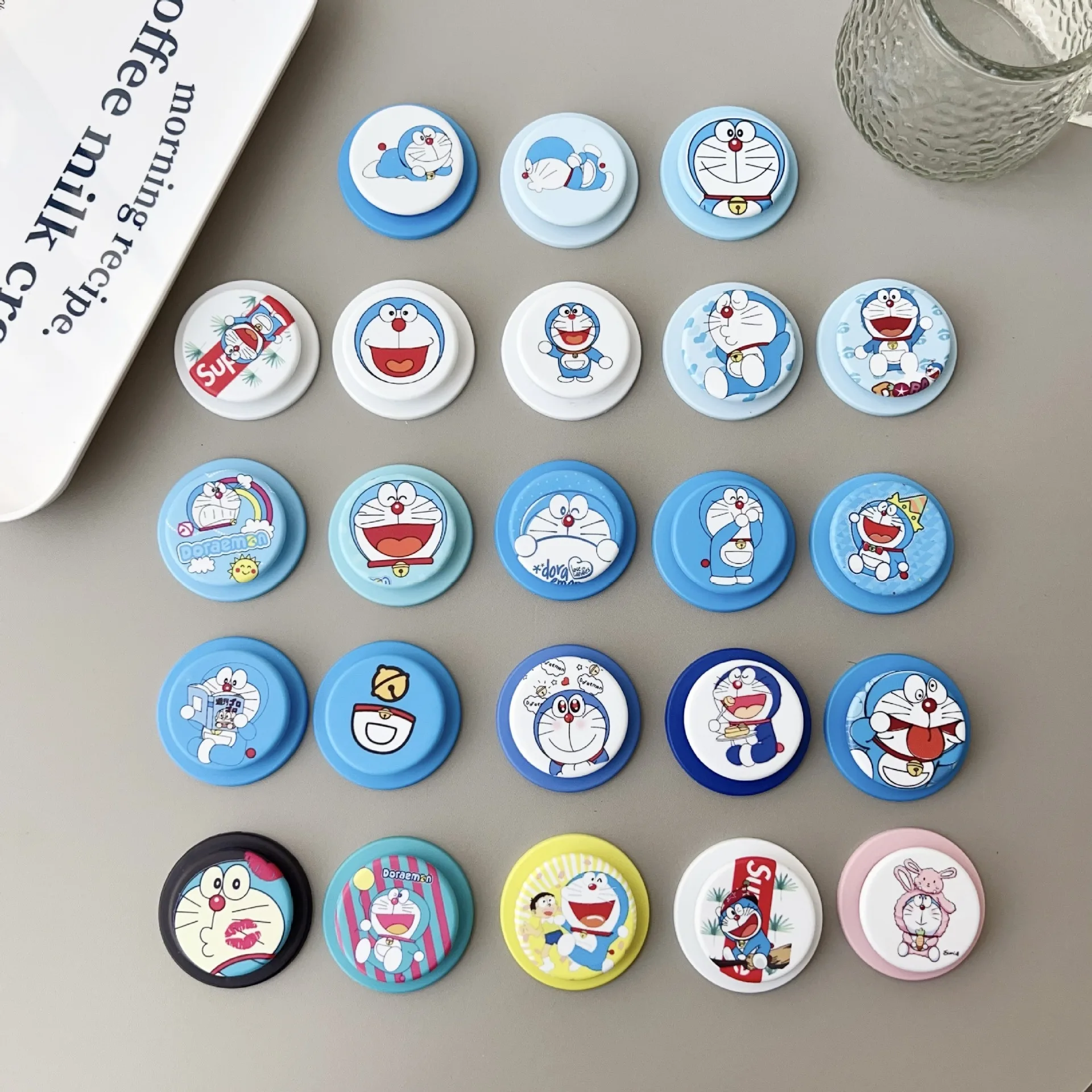 

Матовая пленка, милая подставка с героями мультфильмов, подходит для Magsafe, магнитная присоска, мобильного телефона, настольного компьютера, ленивый артефакт, творчество для Iphone 17