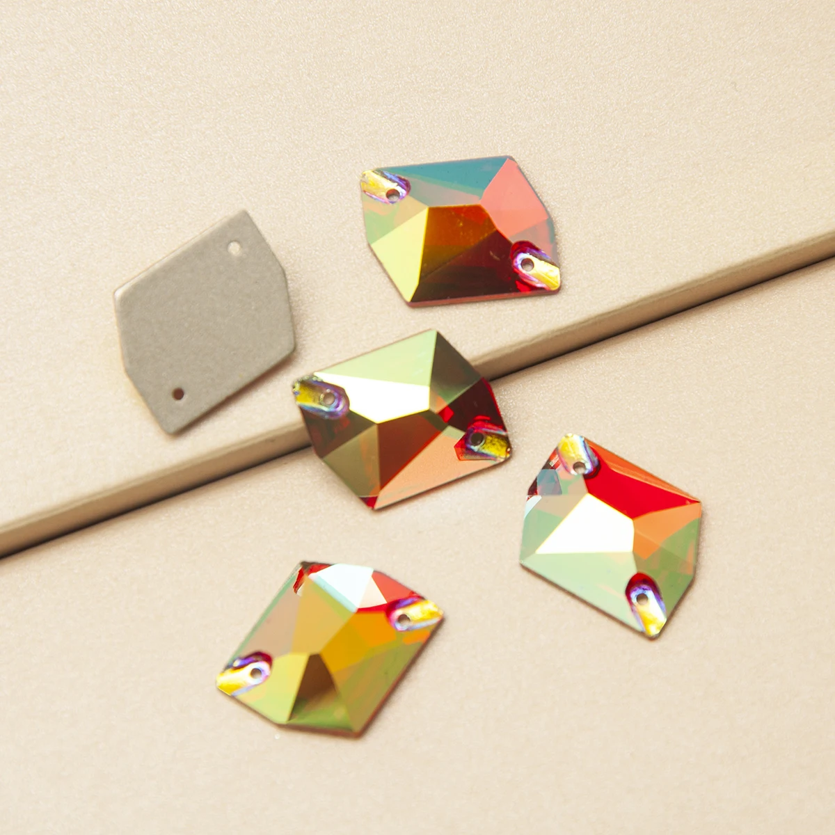 Heiß begehrte Cosmic Plating AB-Effekt Aufnähsteine, glänzende Kristalle in allen Größen für Kleidungsstücke, Hochzeitskleider und Dekorationen. – Detail 11