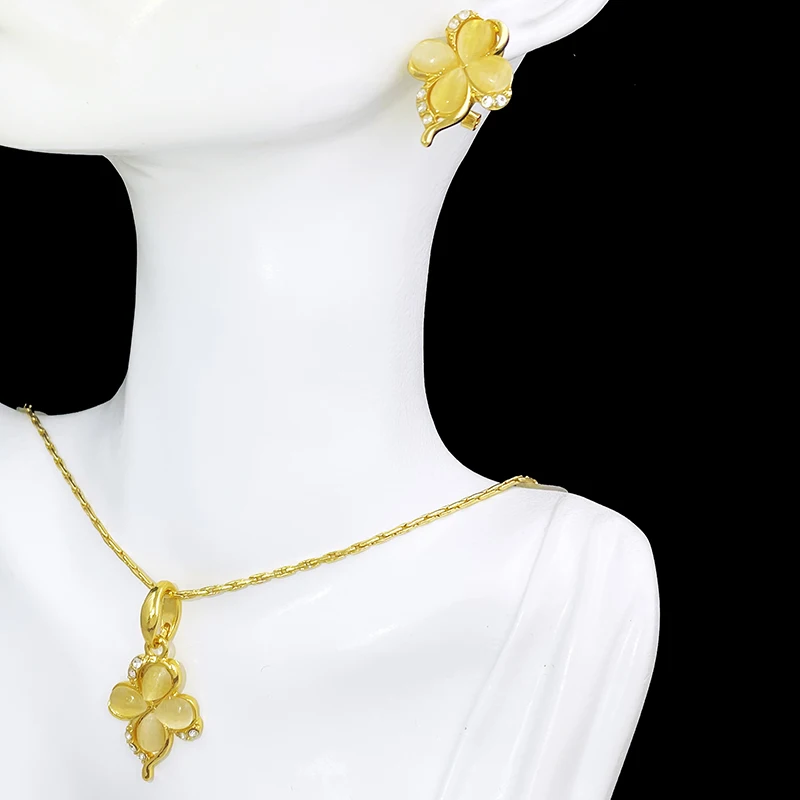 

Women Four Petals Pendant Necklace Earrings Set Gold Color Fashion Jewelry Wedding Party Gift