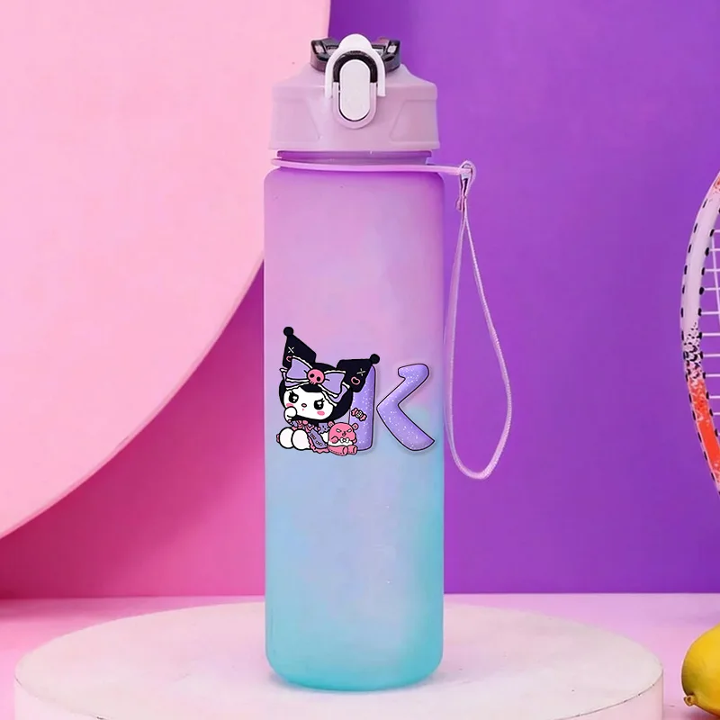 Botella de agua serie Kuromi con letras A-Z, taza con pajita graduada, Sanrio, Color progresivo esmerilado, gafas deportivas para deportes al aire libre, regalo