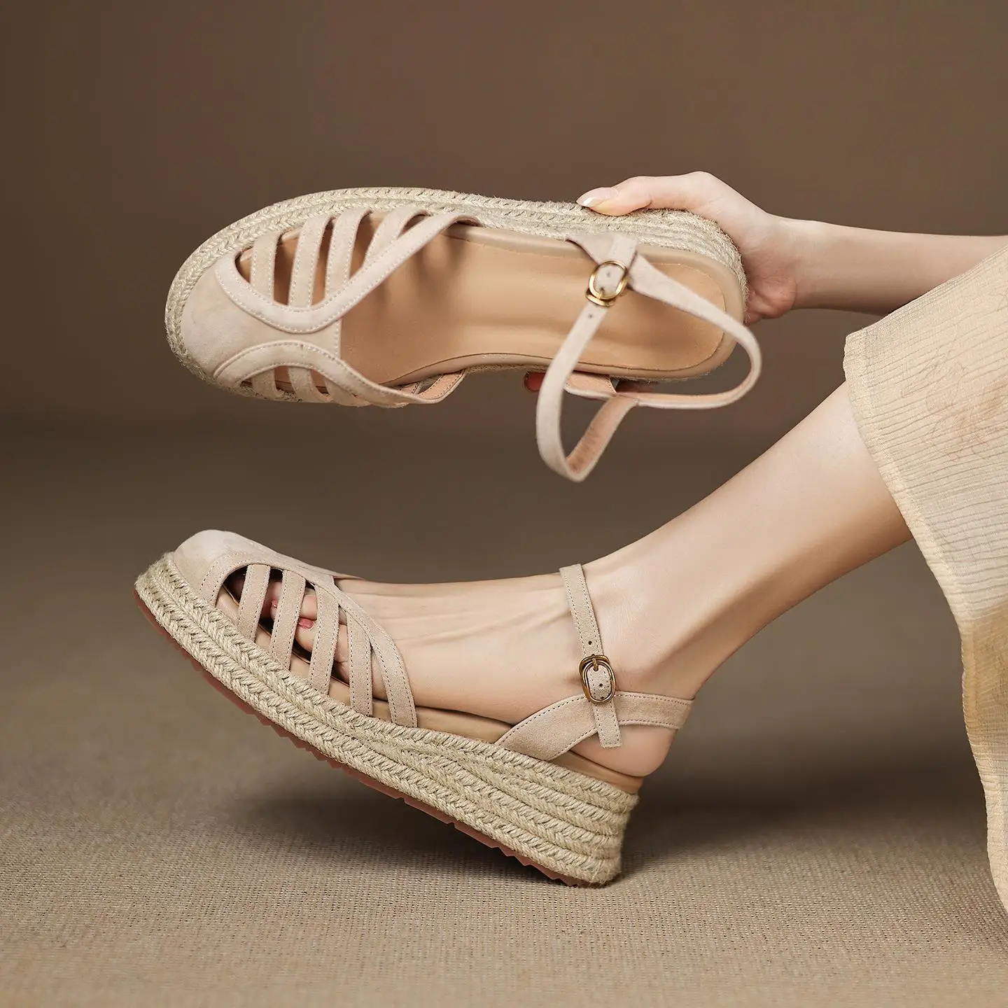 Elegant Woven Toe Summer Sandals Women's 2026 New Style for Skirts Retro Outdoor Wear Thick Bottom Grass Weave Roman Shoes