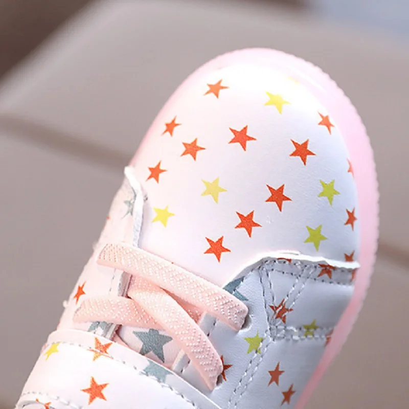 Dziecięce buty sportowe wiosenne świetlista moda oddychające dla dzieci buty dla chłopców dziewczynek trampki z diodami LED ze światłami buty do