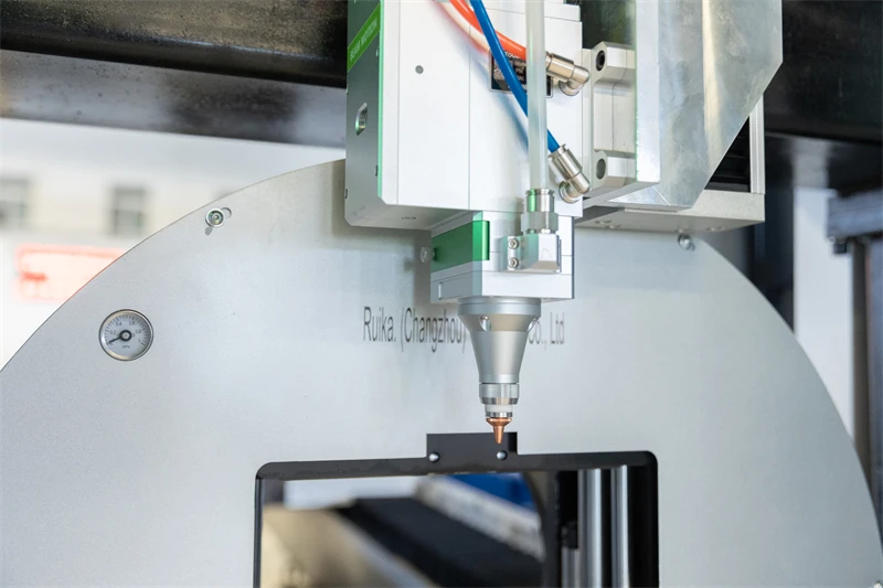 RAYMAX Hot Sale Cnc Fiber Light Cutting Machine Economical Price Plate And Tube Integrated Light Cutting Machine