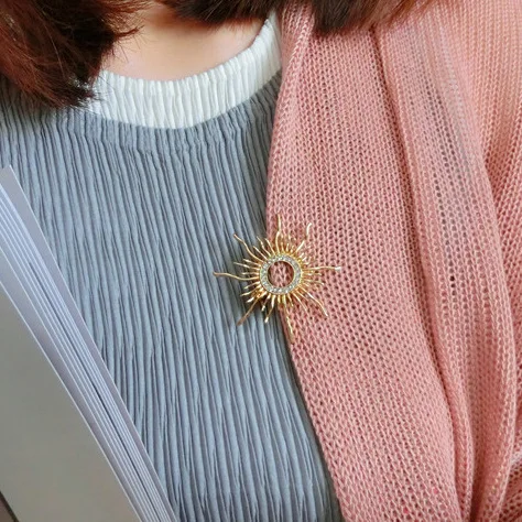 Vintage Baroque Style Sun Shape Brooches Exquisite Ring Rhinestone Sun God Brooch Pins Men Women Coat Accessories