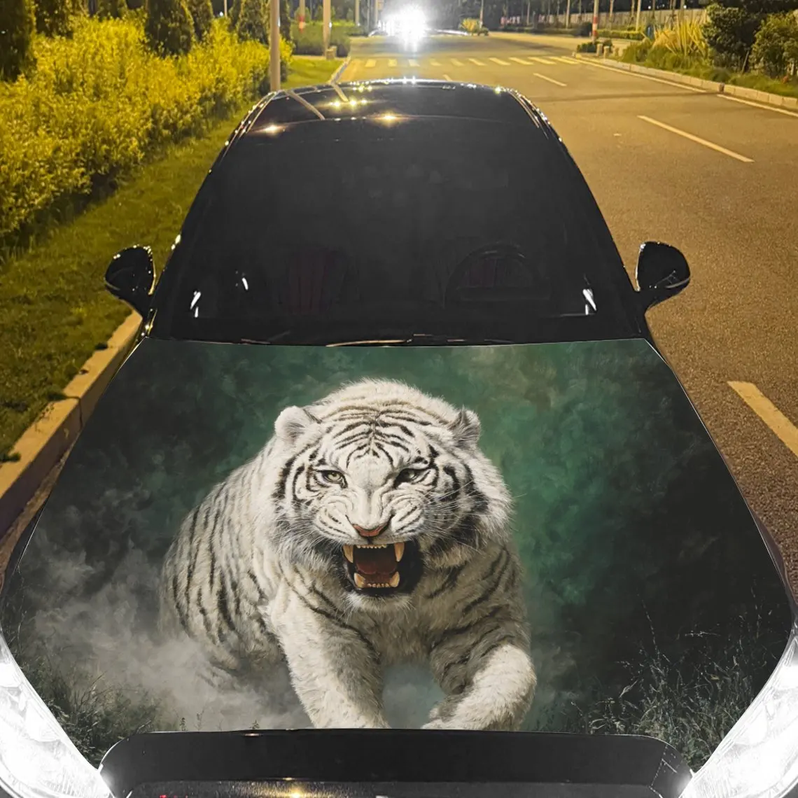 Autocollants de voiture tigre blanc avec rayures distinctes, une expression rugissante et une scène vert brumeux autocollant de capot de voiture, auto-étanche