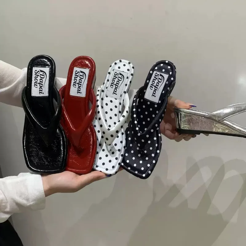 2026 Summer Korean Style Outdoor Universal Slope Heel Women's Polka Dot Sandals Slip-On Holiday Flat Sandals Rubber Sole