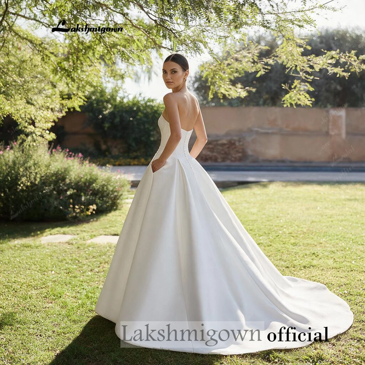 Lakshmigown trägerloses Satin-Hochzeitskleid, schlichtes A-Linien-Brautkleid mit Taschen, Knopfleiste am Rücken, Hofschleppe, Vestido De Novia – Detail 6