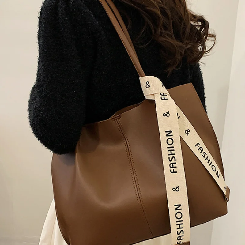 Chic Large Capacity Tote Bag for Women - Fashionable Shoulder Handbag with Polyester Lining, Available in Brown/Black