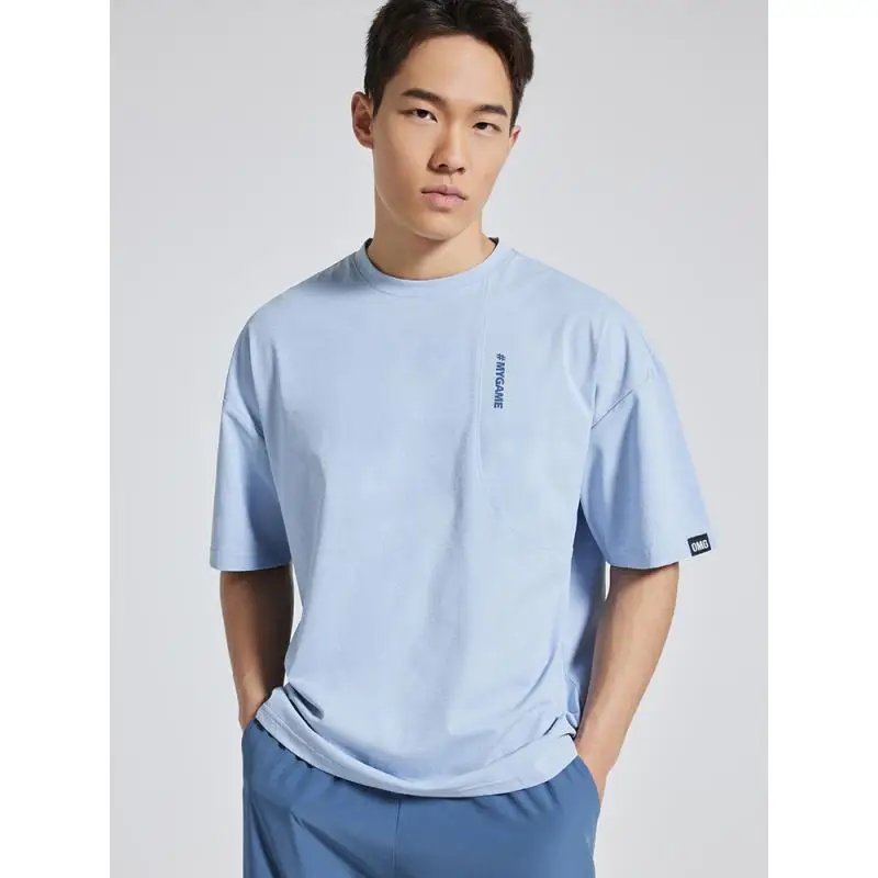 Men's Short-Sleeved Sports T-Shirt Breathable Lightweight Running Fitness Top with Split Line Cut-out