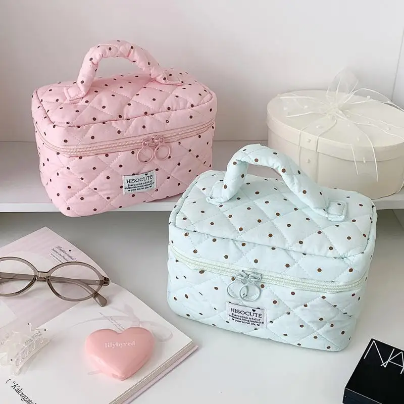 Niedliche, gesteppte Kosmetiktasche mit Polka-Dot-Muster, großes Fassungsvermögen, weicher Griff, ideal für Reisen und die tägliche Aufbewahrung von Hautpflegeprodukten. – Detail 3
