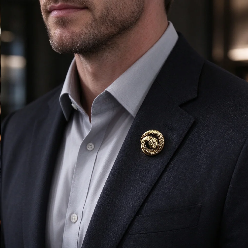 Vintage Snake Lapel Pin Men's Suit Brooch Coiled Snake Metal Badge Collar Pin Retro Animal Brooch for Wedding Shirt Accessories