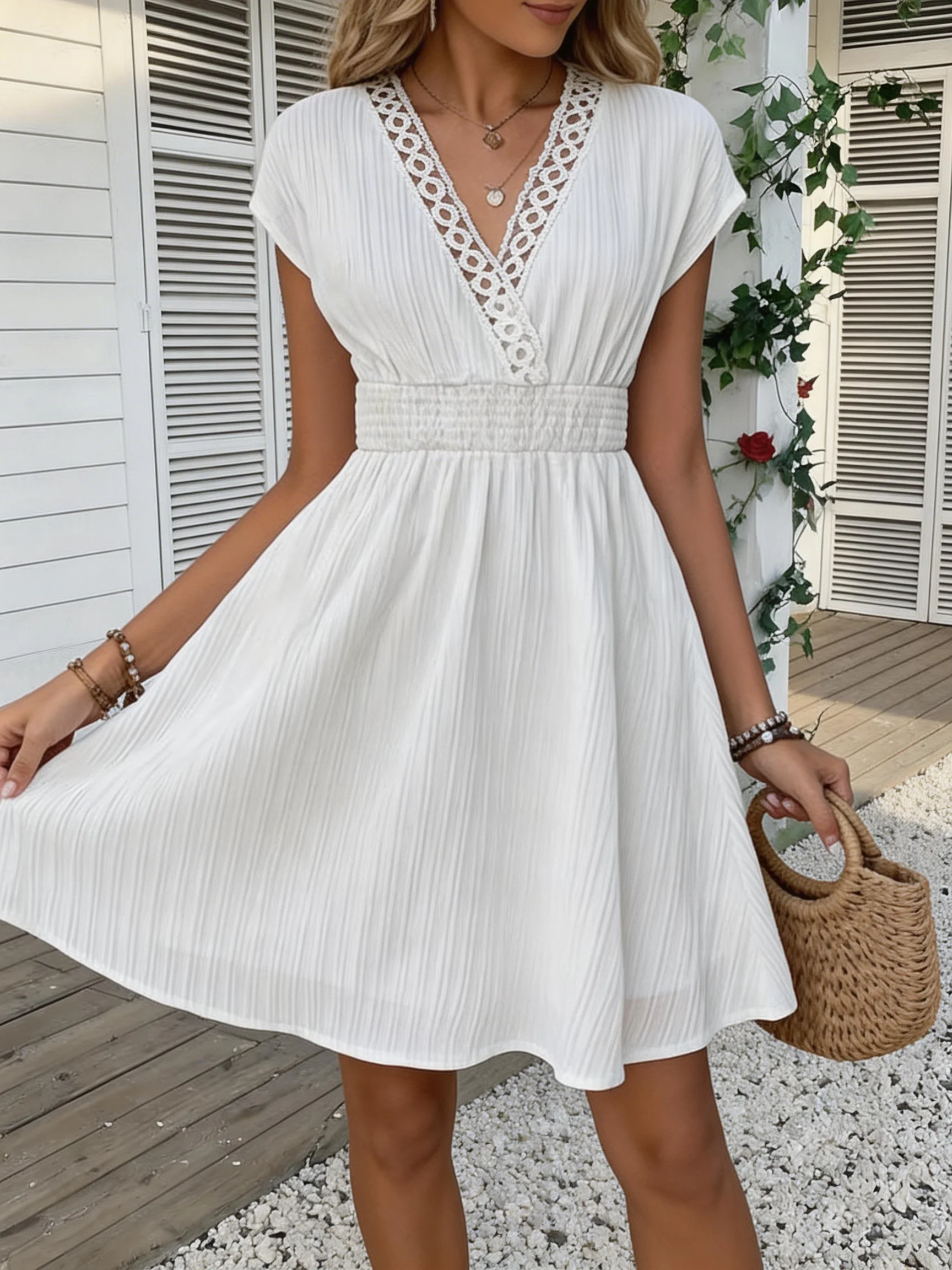 Vestido justo com decote em V de renda francesa, cintura marcada e mangas curtas bufantes. Saia curta com textura listrada e linhas verticais. Beach-st