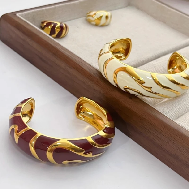 

Europe American White Red Drop Glaze Luxury Wide Bracelet Woman Retro Classics Jewelry Trend