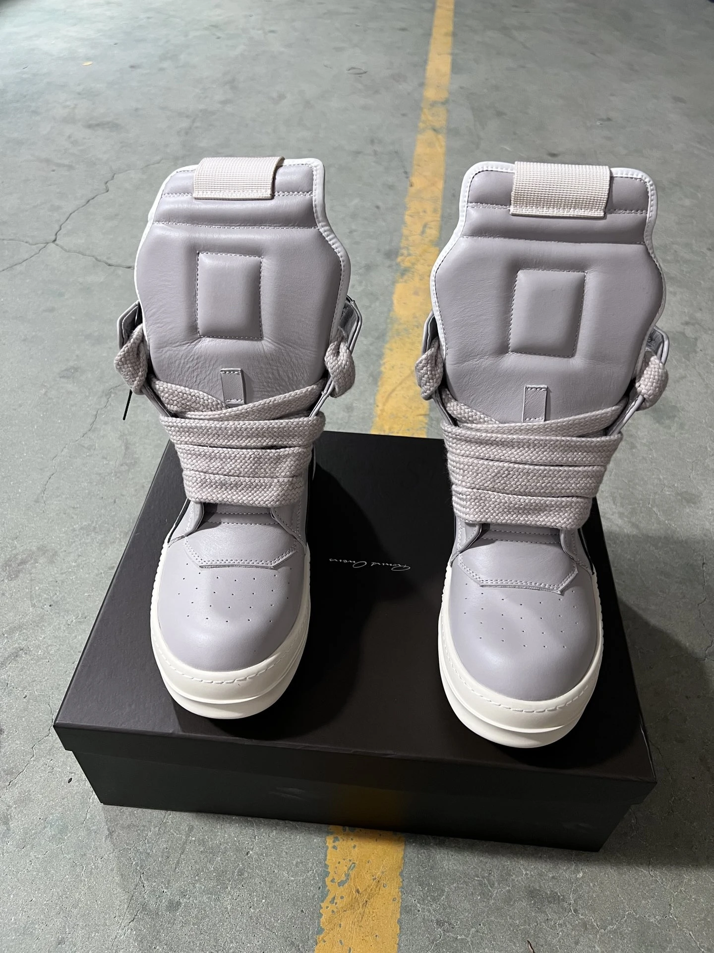 

Light Gray Coarse Shoelaces for Men And Women Big Corns Black Cowhide Casual Sports Quality Fashionable New Styles