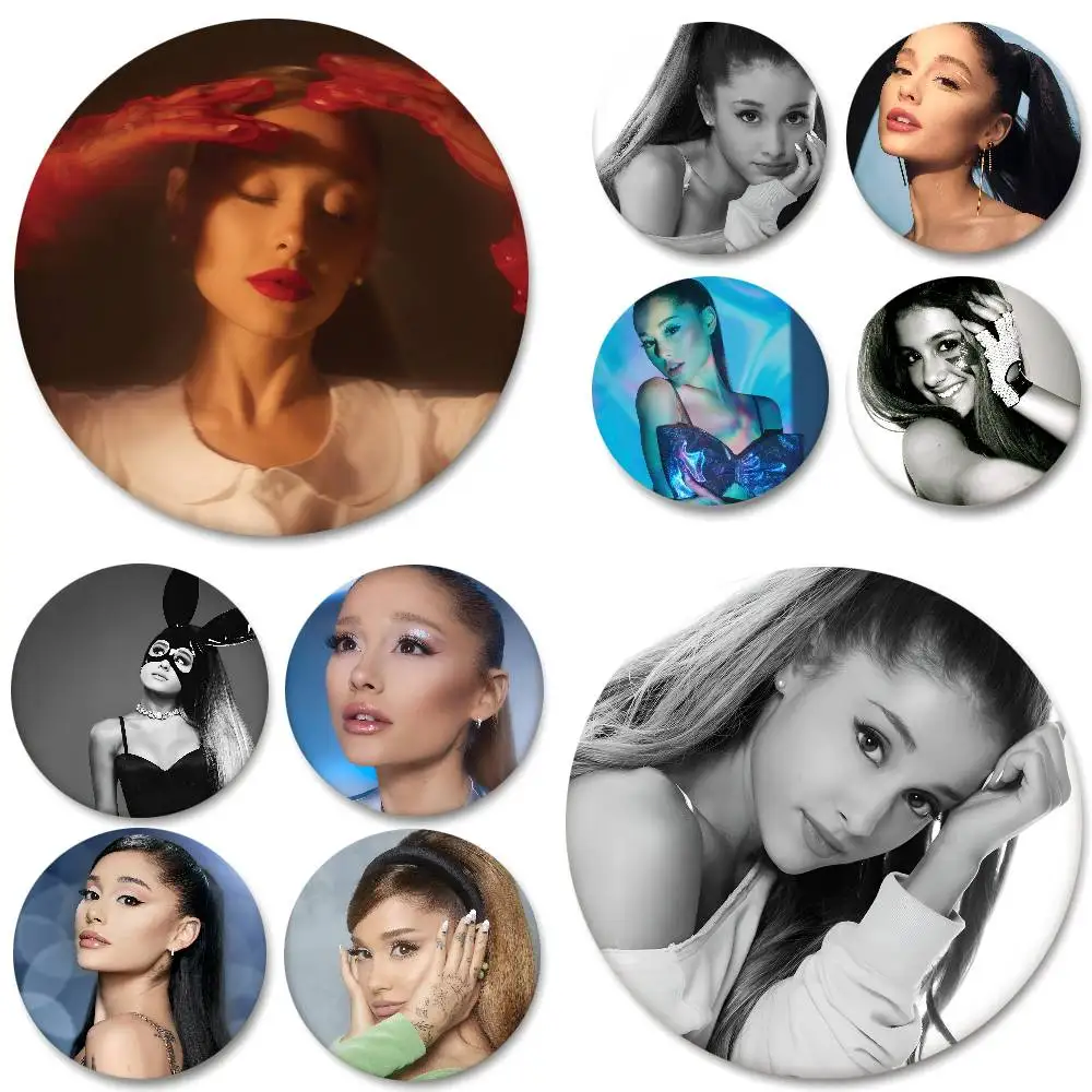 Sängerin A-Ariana Grande Rundes Abzeichen Kreative Brosche Kleidung Rucksack Accessoires Anstecknadel