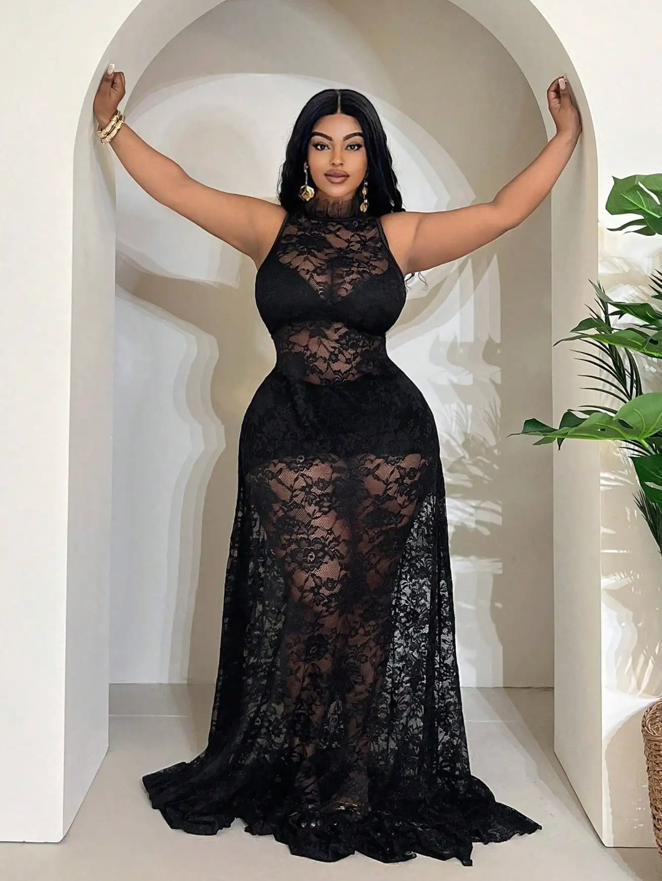 

Черное кружевное платье макси без рукавов с высоким воротником и прозрачным цветочным узором